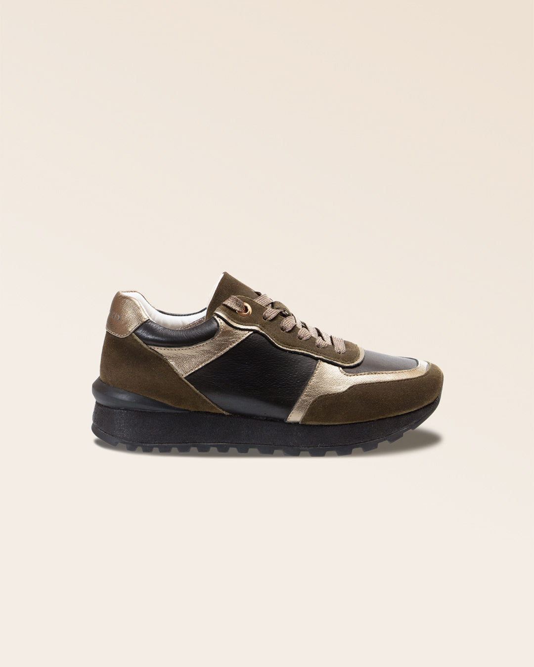 Nos sneakers Albane Renouard en cuir nubuck kaki et lisse noir, vues de côté en studio.