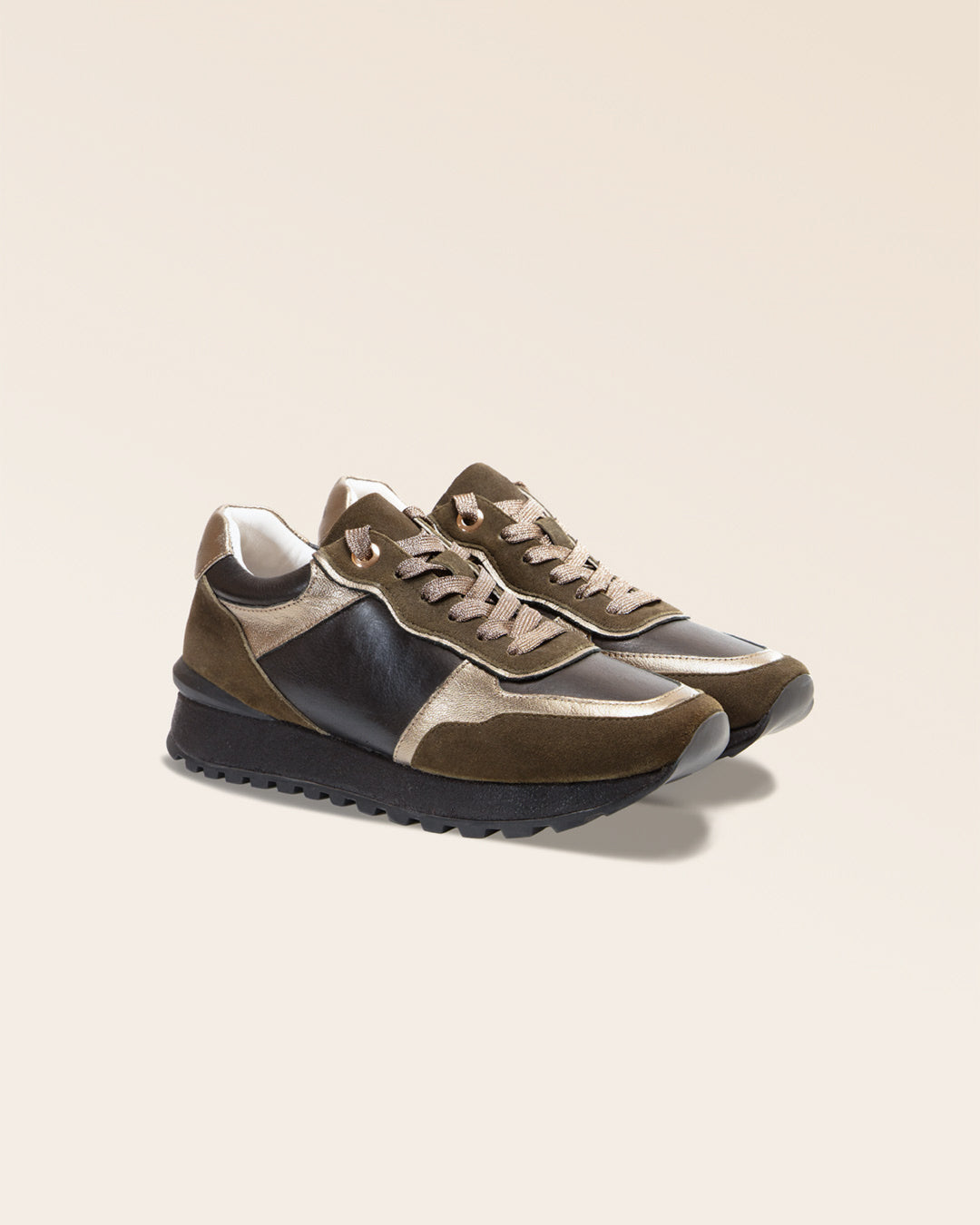 Nos sneakers Albane Renouard en cuir nubuck kaki et lisse noir, vues de quart en studio.