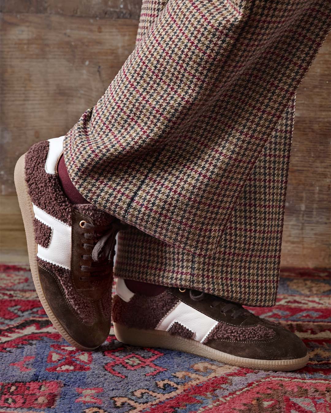 Nos sneakers Clara Renouard en cuir nubuck chocolat et bouclette bordeaux vues portées par notre mannequin.