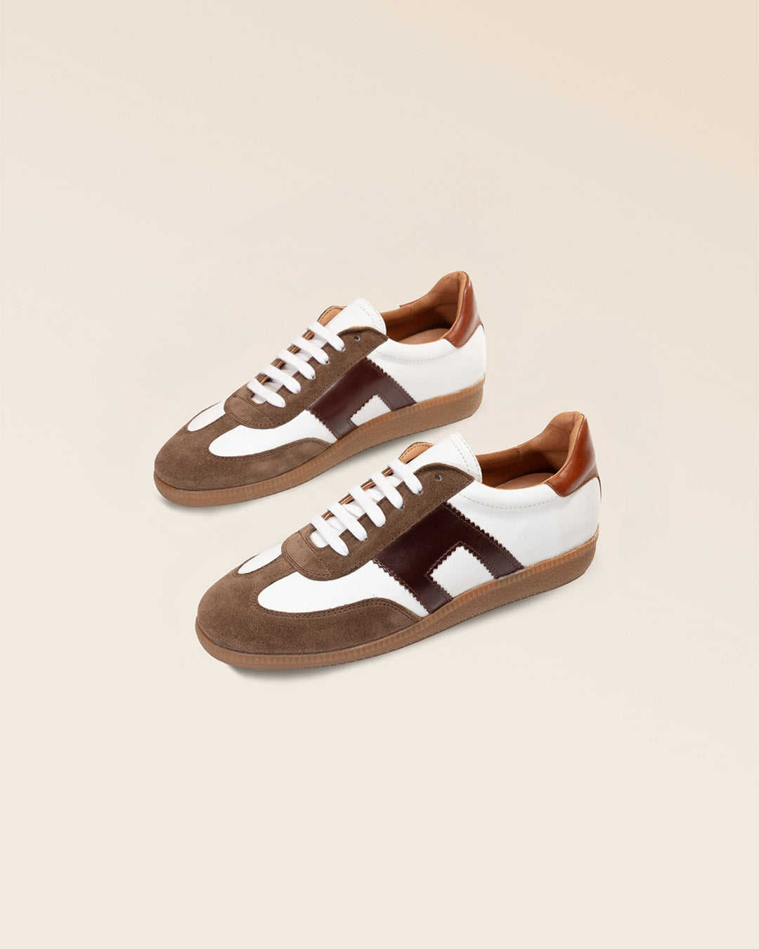 Nos sneakers Clara Renouard en cuir nubuck truffe et lisse chocolat, vues en studio.