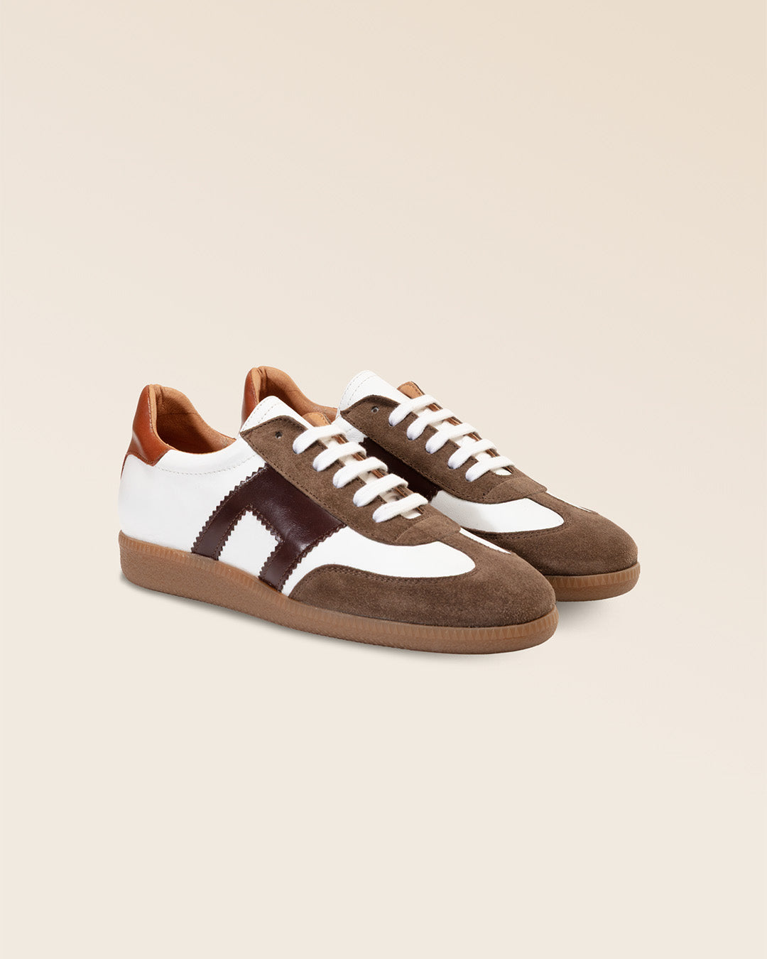 Nos sneakers Clara Renouard en cuir nubuck truffe et lisse chocolat, vues de quart en studio.