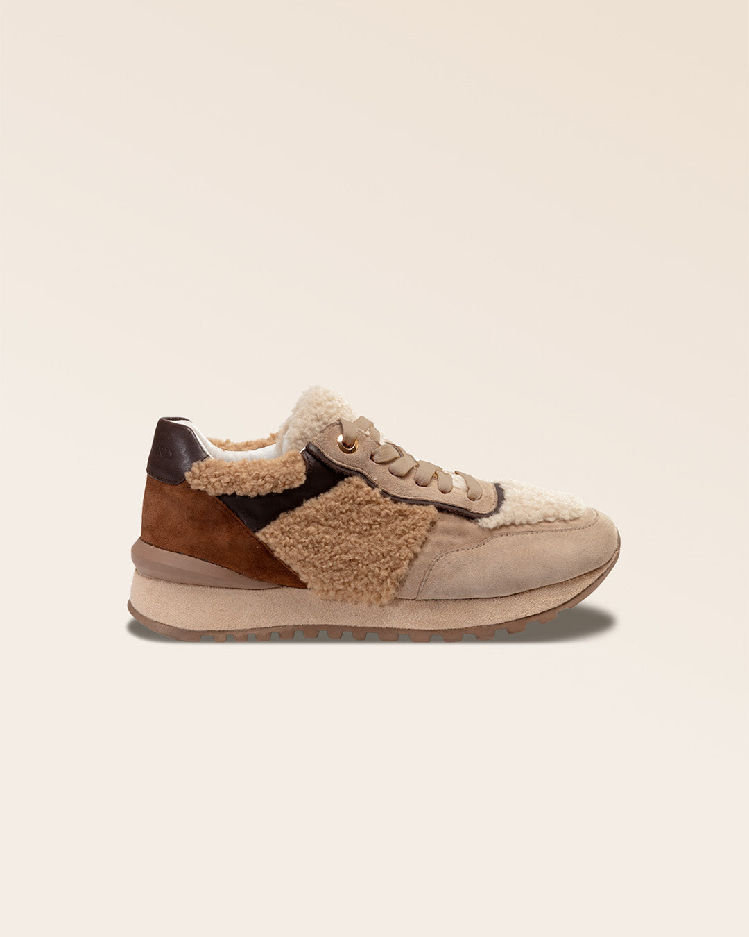 Nos sneakers Montana Renouard en cuir nubuck beige, bouclette fauve et cuir lisse chocolat, vues de côté en studio.