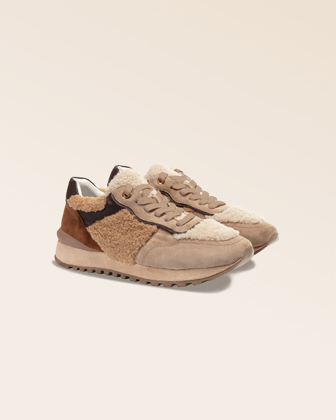 Nos sneakers Montana Renouard en cuir nubuck beige, bouclette fauve et cuir lisse chocolat, vues de quart en studio.