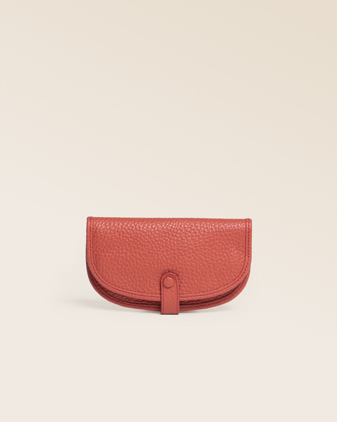 Our terracotta vicuña-style leather jewelry case seen from the front, closed in the studio.
