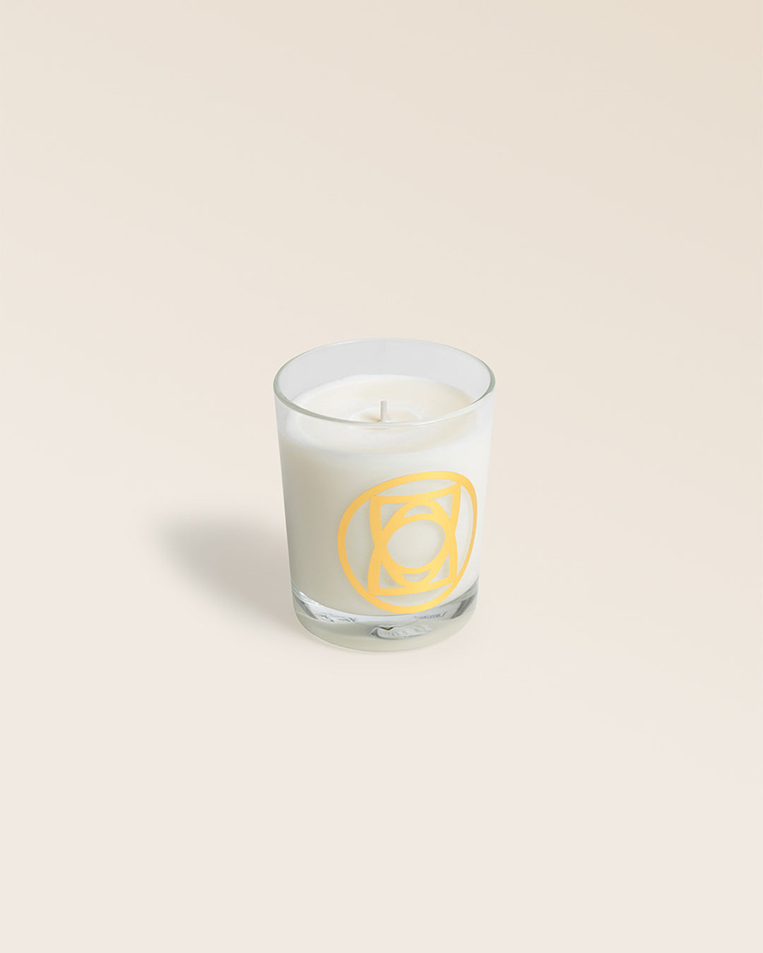 Notre bougie Côte Sauvage Renouard, et son verre transparent, vue de quart en studio.