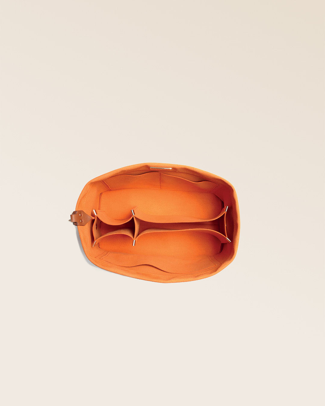 Notre organisateur de sac en toile suédine orange vu du dessus en studio.
