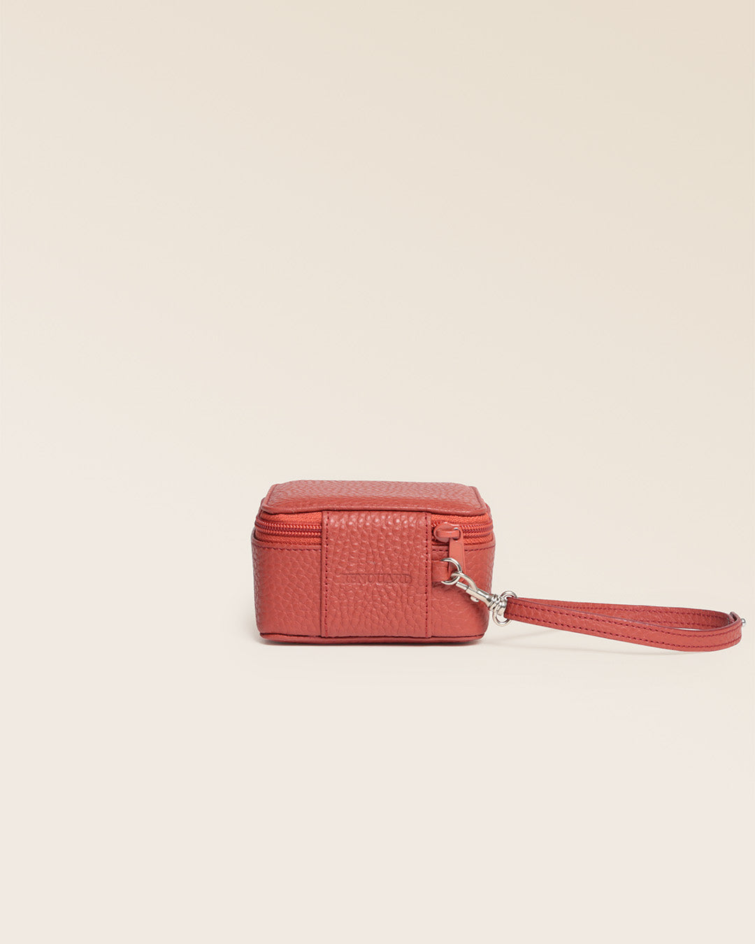 Notre boîte à bijoux en cuir façon vigogne terracotta vu de dos en studio.