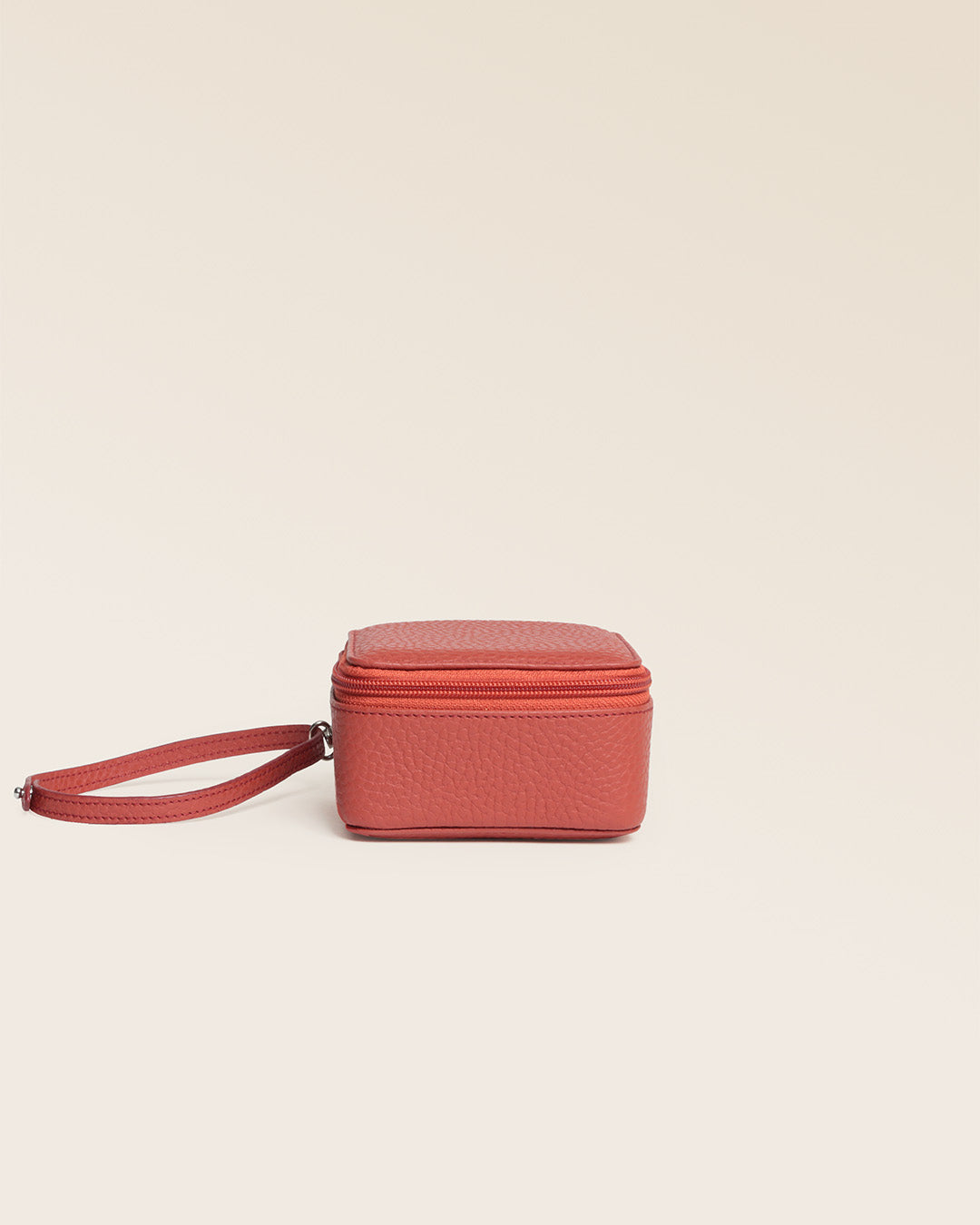 Notre boîte à bijoux en cuir façon vigogne terracotta vu de face fermé en studio.