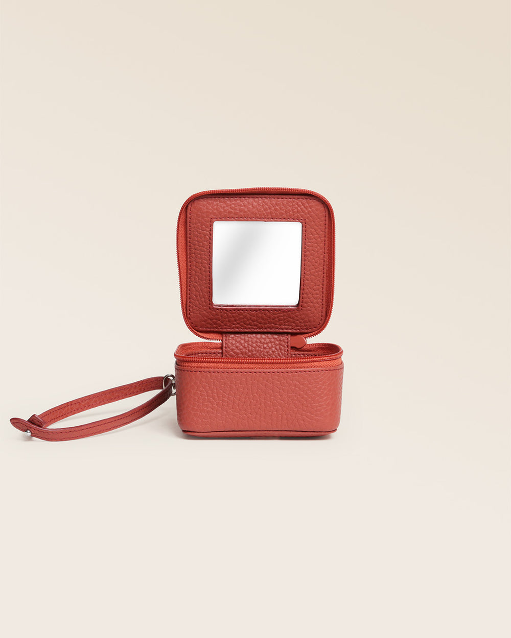 Notre boîte à bijoux en cuir façon vigogne terracotta vu de face ouvert en studio.