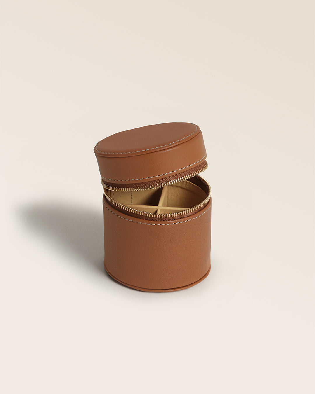 Notre coffret bague Renouard en cuir vintage camel, vu de quart en studio.