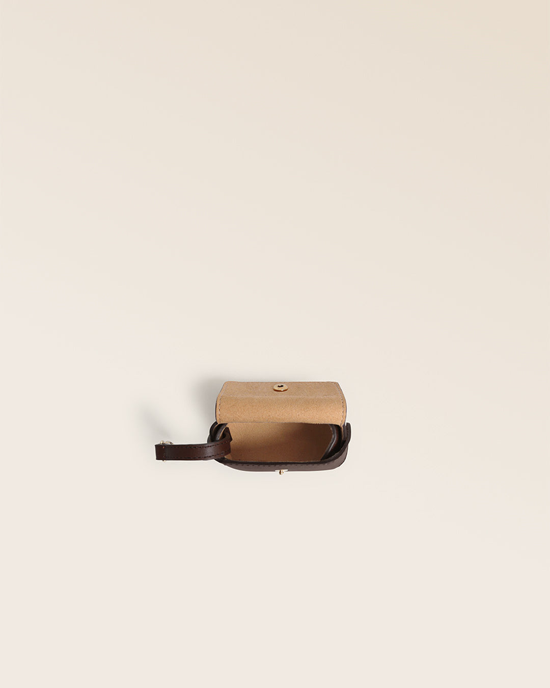 Notre étui Casaque Renouard en cuir lisse ébène et vintage camel, vu du dessus en studio.