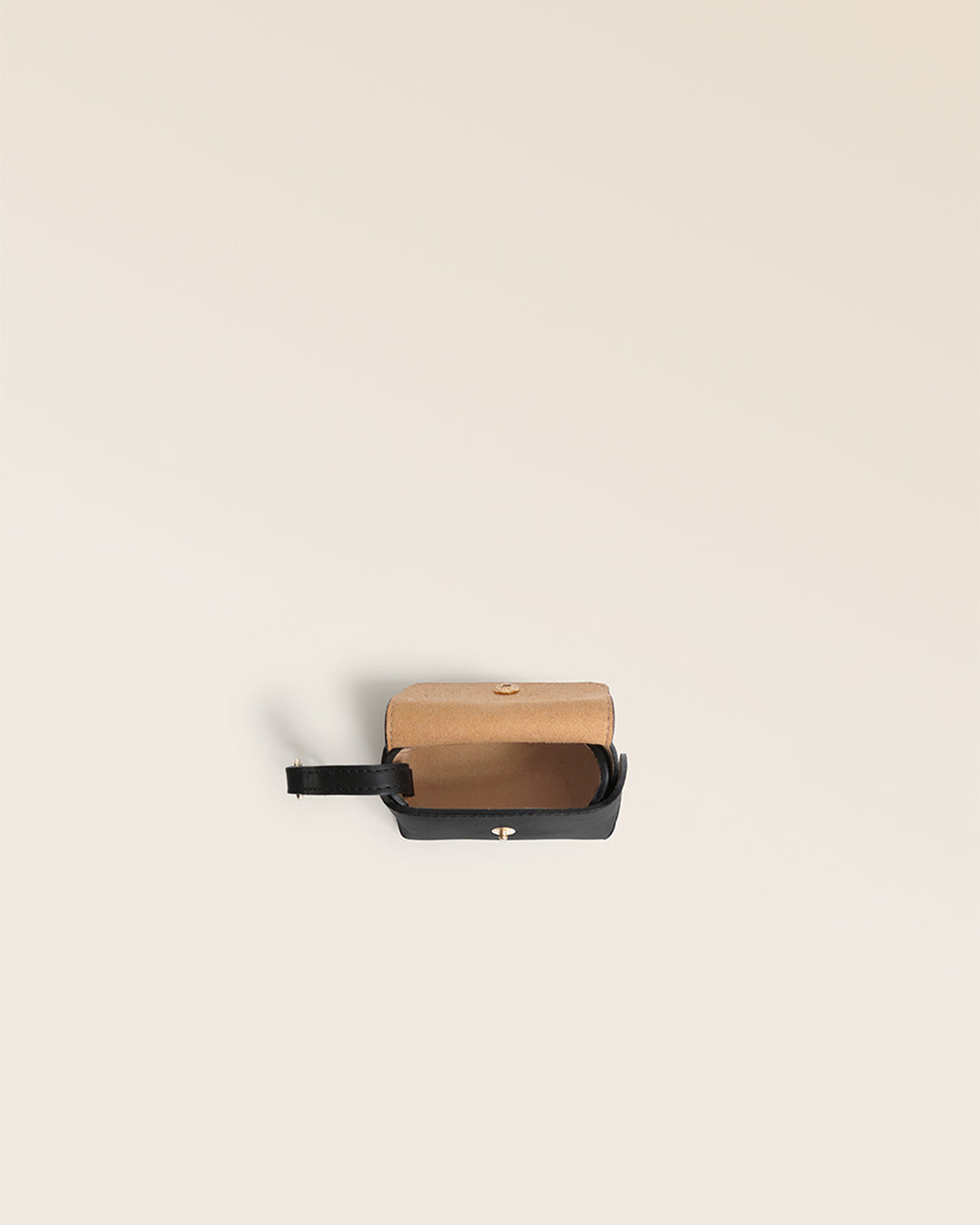 Notre étui Casaque Renouard en cuir lisse noir et truffe, vu du dessus en studio.