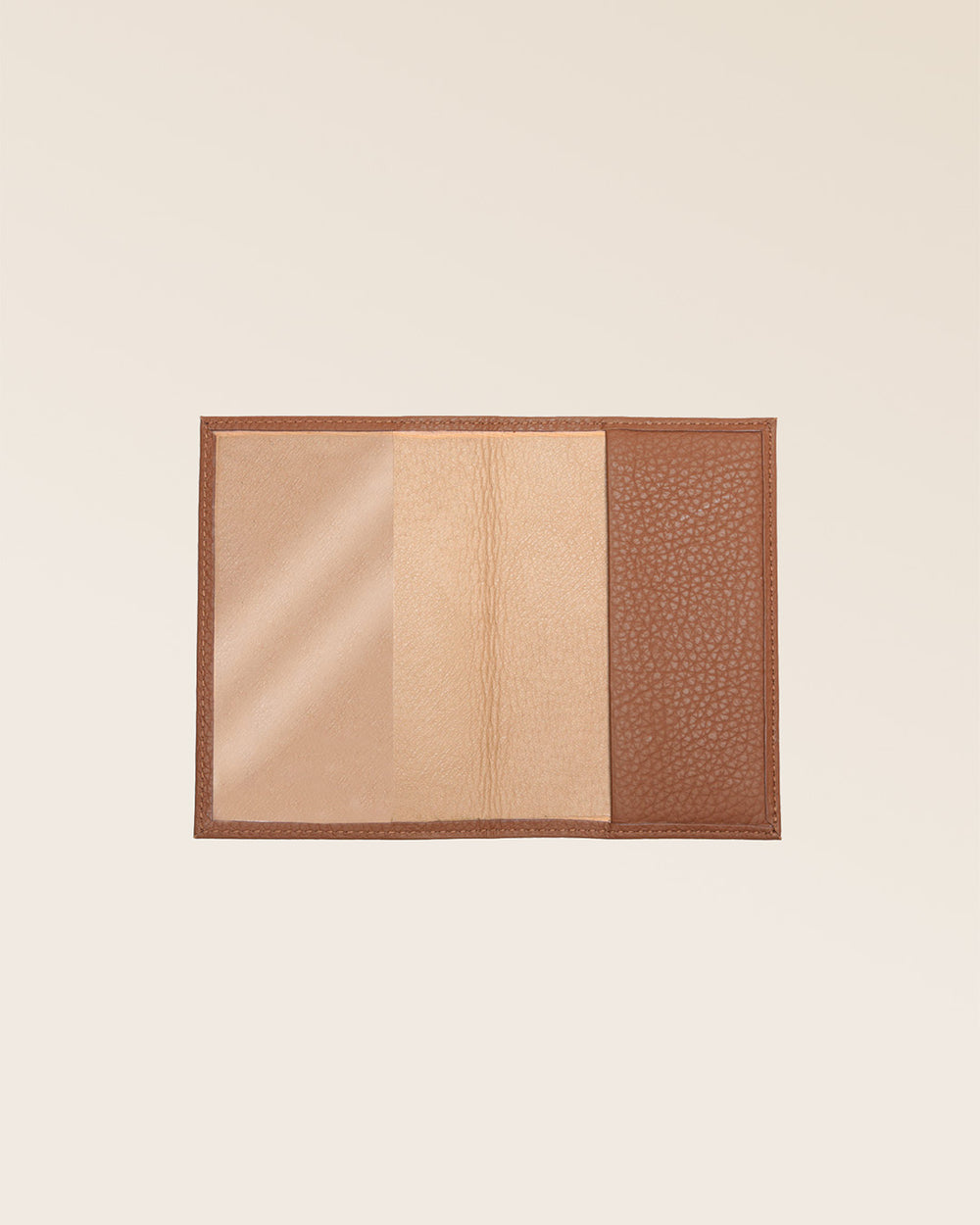 Notre étui porte passeport en cuir façon vigogne fauve vu ouvert en studio.