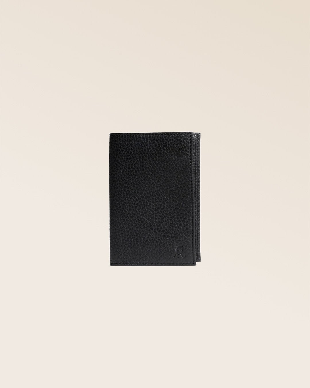 Notre étui porte passeport en cuir façon vigogne noir vu de face en studio.