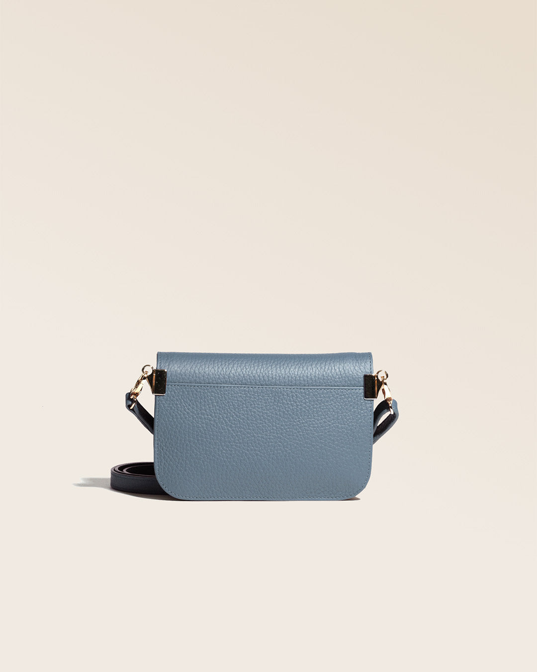 Notre pochette Coralie en cuir façon vigogne bleu cobalt vue de dos en studio.