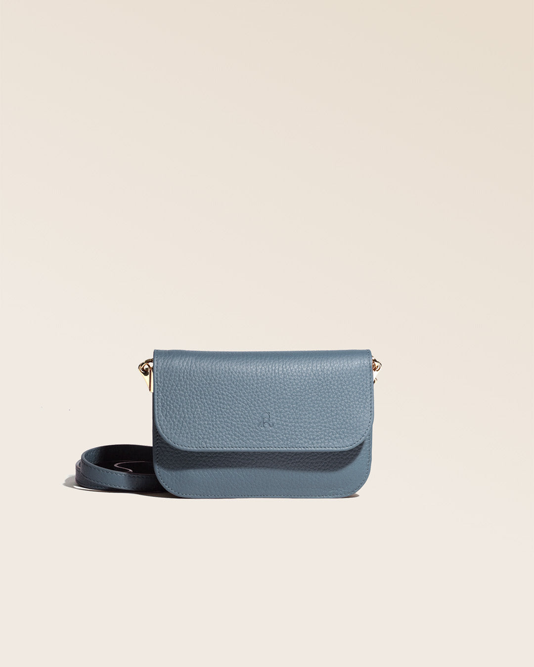 Notre pochette Coralie en cuir façon vigogne bleu cobalt vue de face en studio.