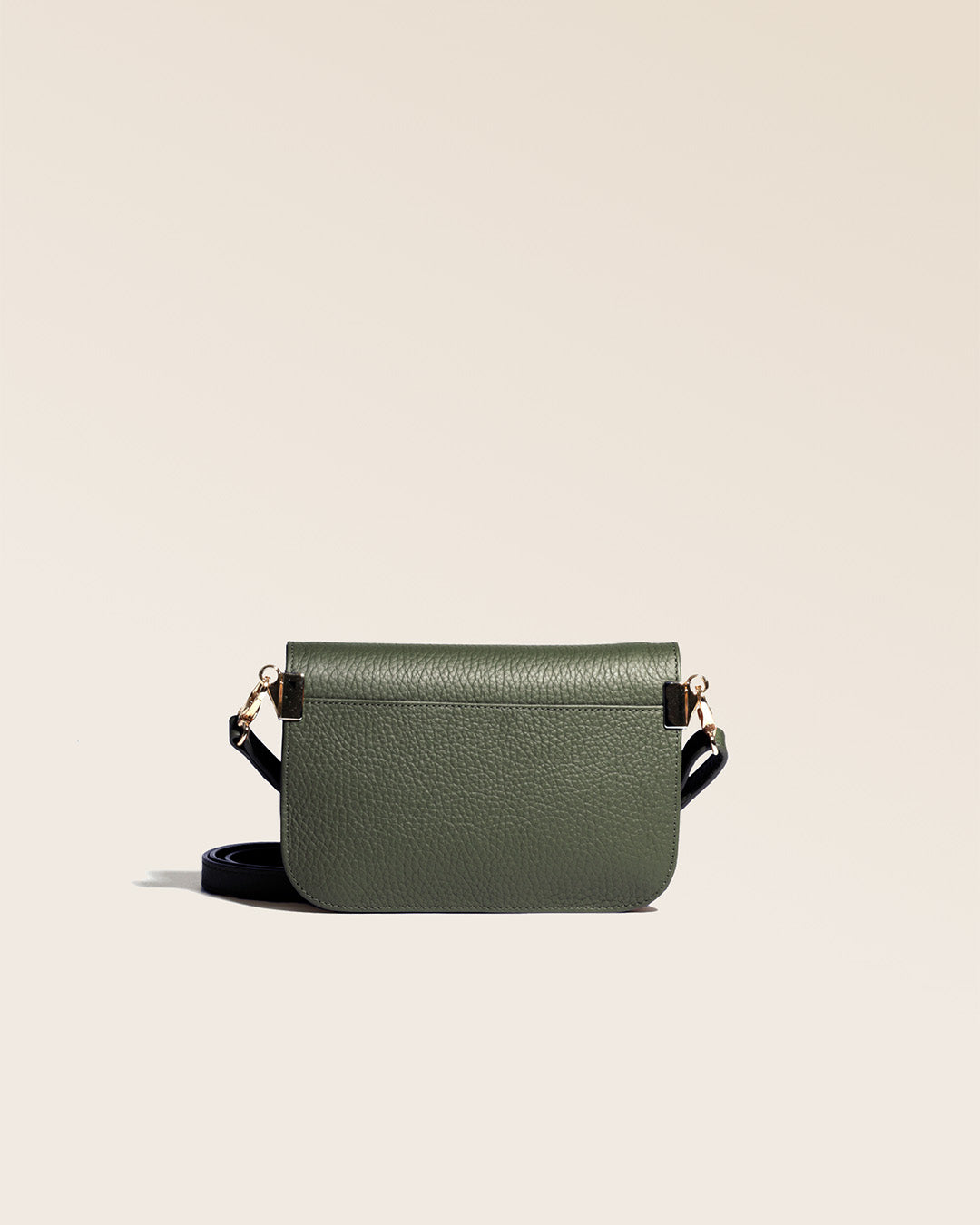 Notre pochette Coralie en cuir façon vigogne kaki vue de dos en studio.