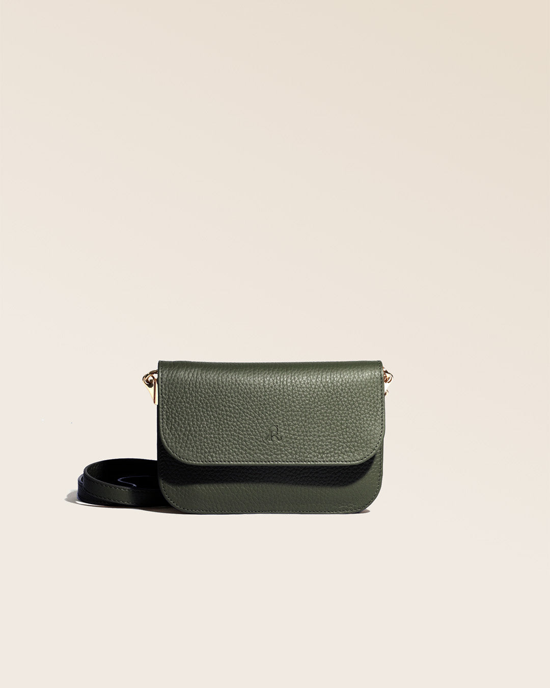 Notre pochette Coralie en cuir façon vigogne kaki vue de face en studio.