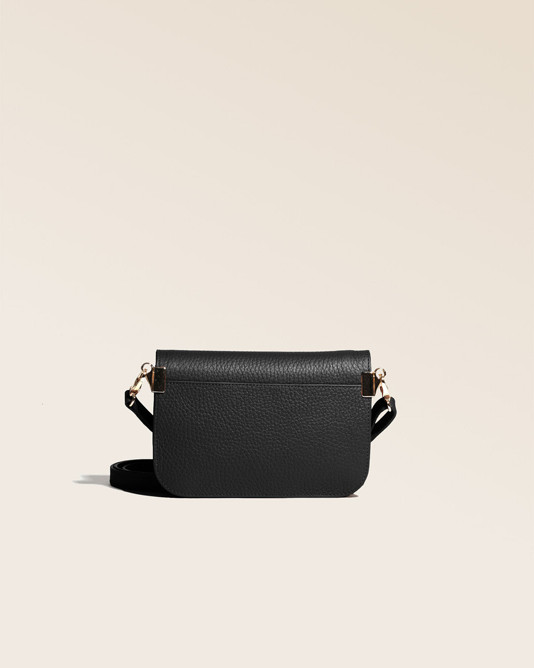 Notre pochette Coralie en cuir façon vigogne noir vue de dos en studio.