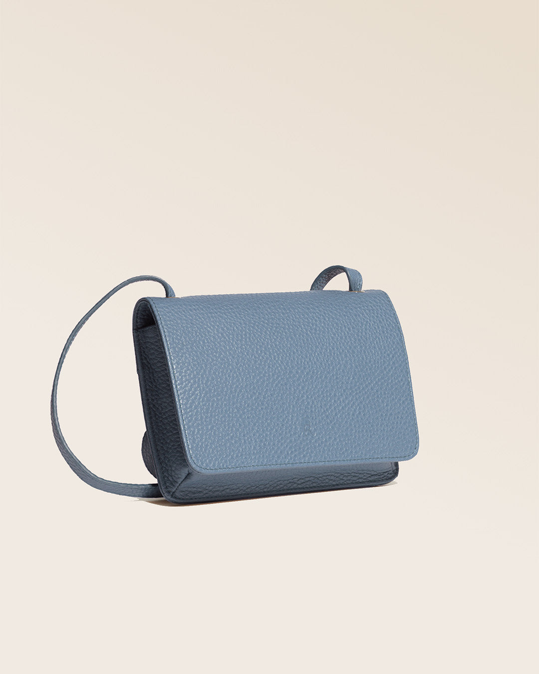 Our Frehel clutch bag in cobalt-blue vicuña-style leather, seen from the quarter in the studio.