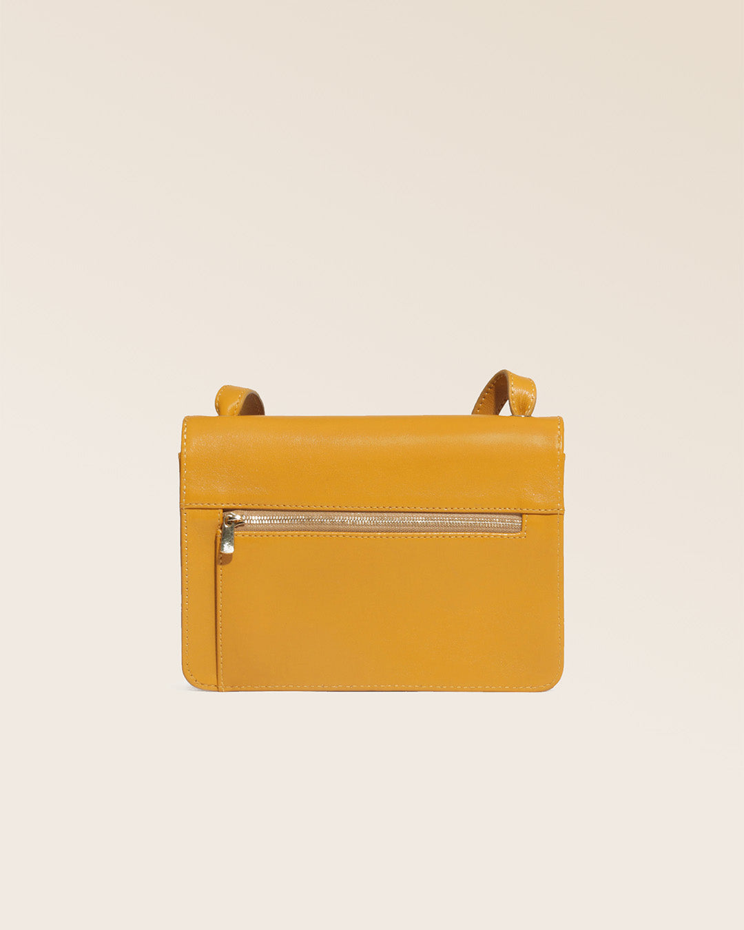 Notre pochette Fréhel Renouard en cuir lisse curry, vue de dos en studio.