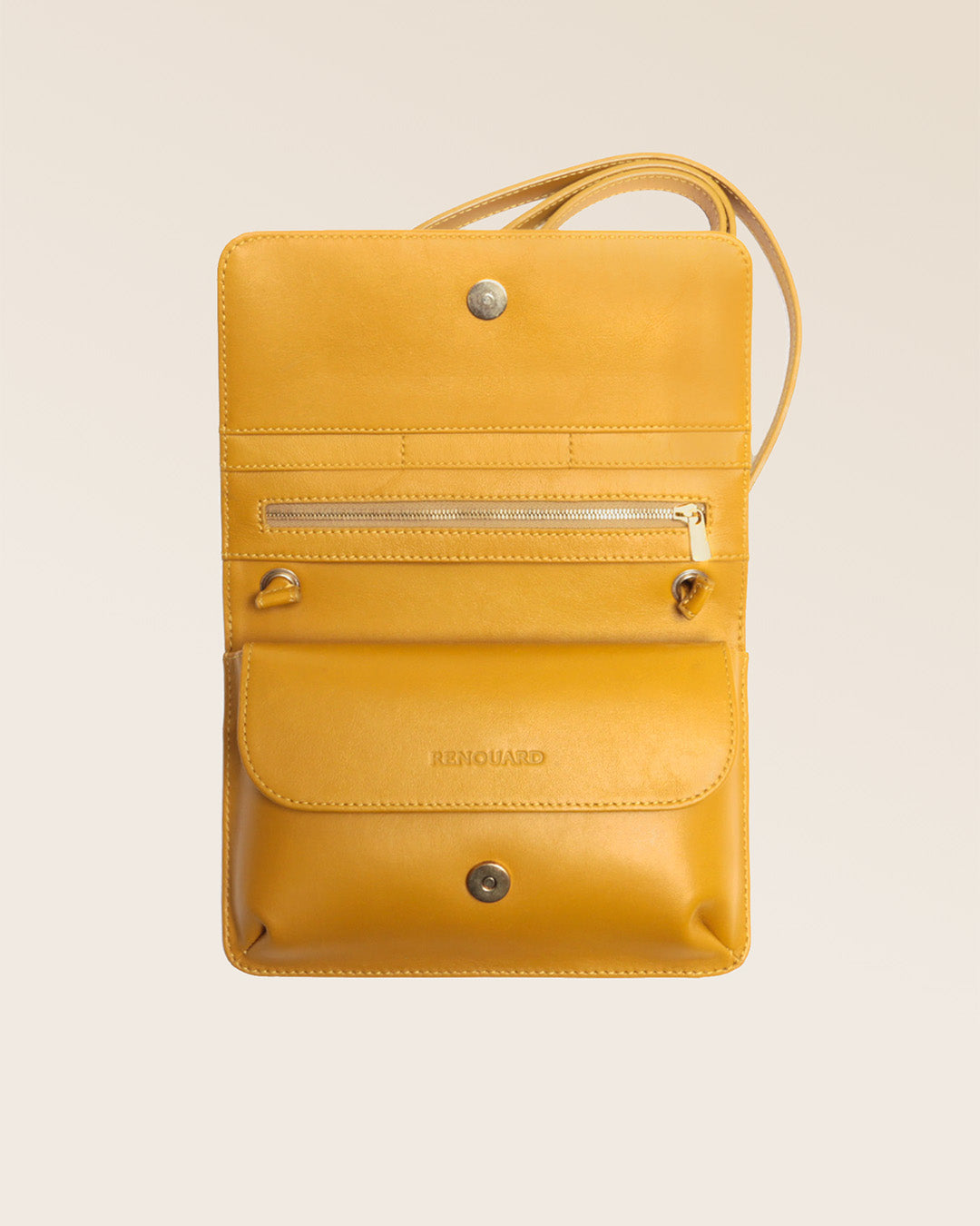 Notre pochette Fréhel Renouard en cuir lisse curry, vue ouverte en studio.