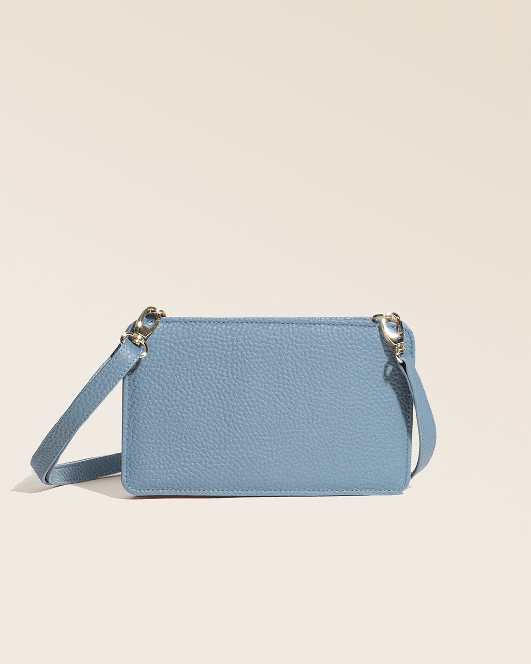 Notre pochette Manolo en cuir façon vigogne bleu cobalt vue de dos en studio.