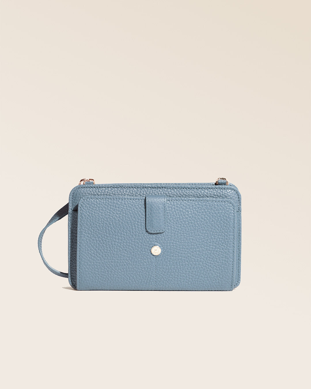 Notre pochette Manolo en cuir façon vigogne bleu cobalt vue de face en studio.
