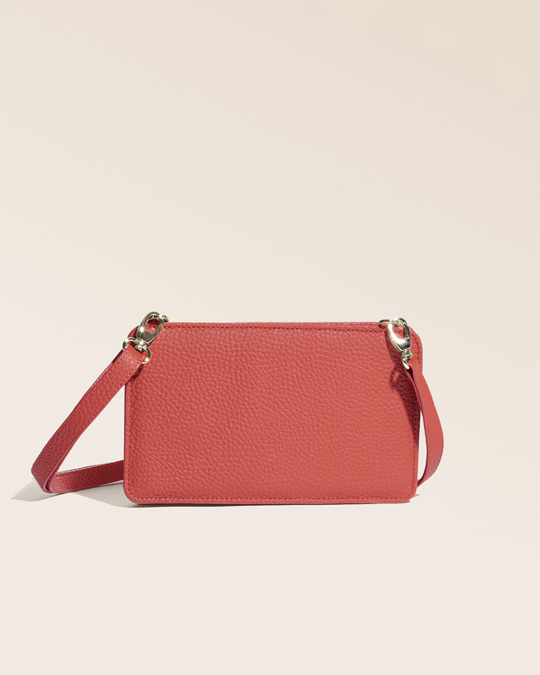 Notre pochette Manolo en cuir façon vigogne terracotta vue de dos en studio.