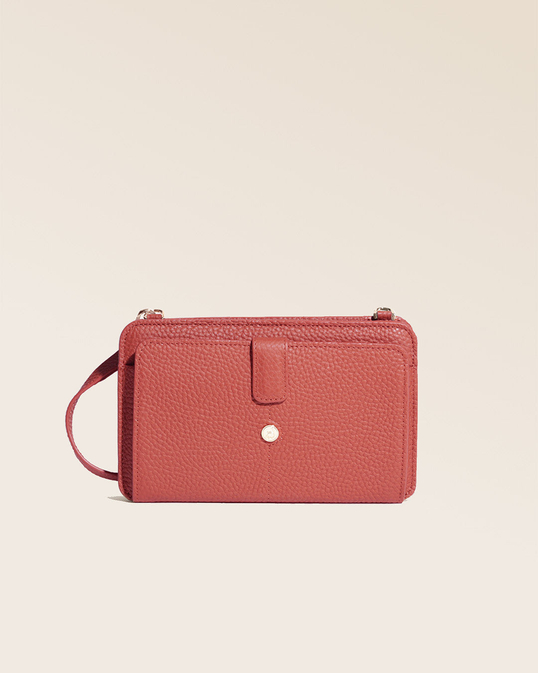 Notre pochette Manolo en cuir façon vigogne terracotta vue de face en studio.