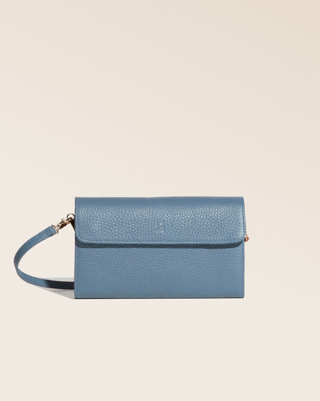 Our Raphaël clutch in cobalt-blue vicuña-style leather, seen from the front in the studio.