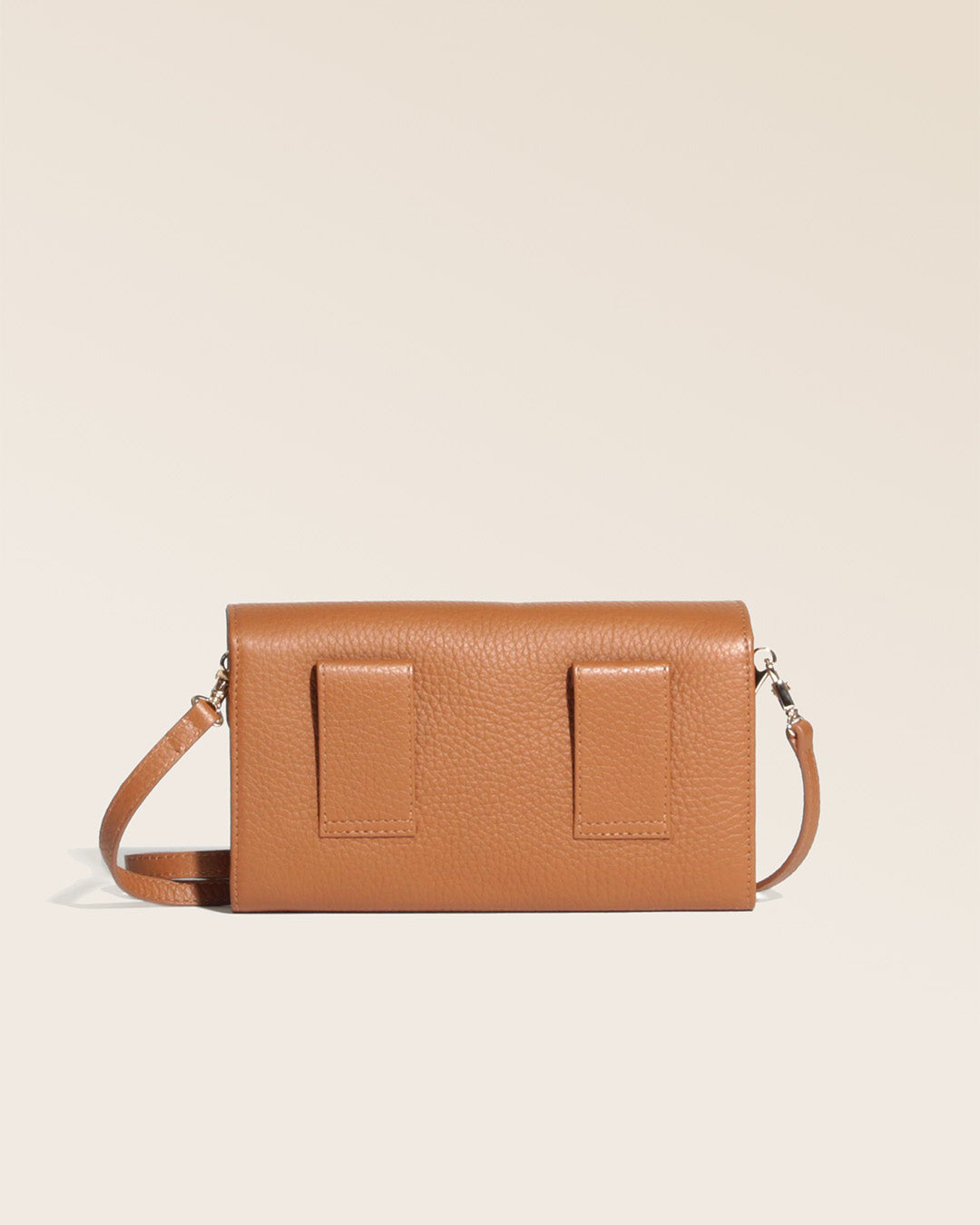 Our Raphaël Renouard clutch in fawn-colored vicuña leather, seen from the back in the studio.