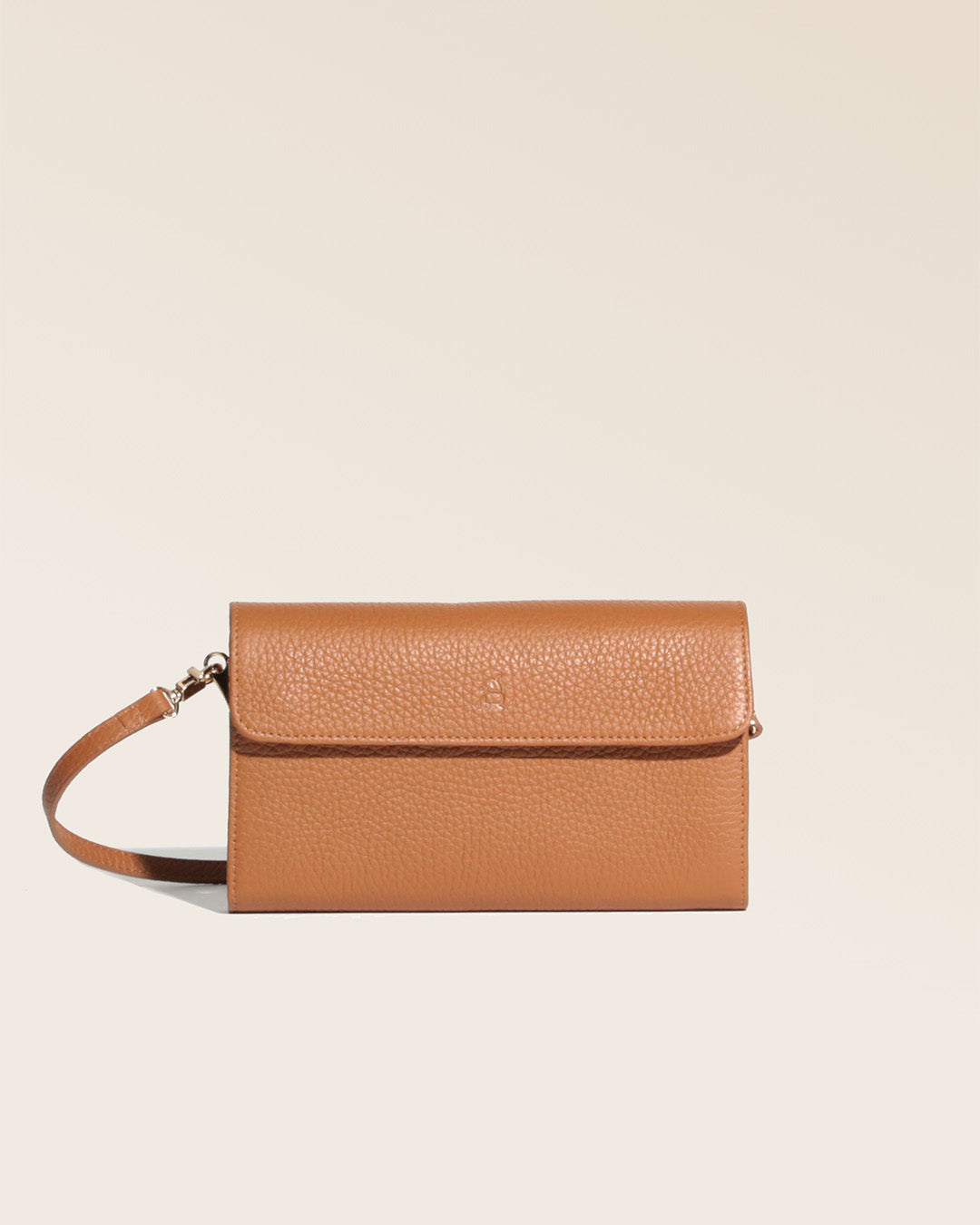 Our Raphaël Renouard clutch in fawn-colored vicuña leather, seen from the front in the studio.