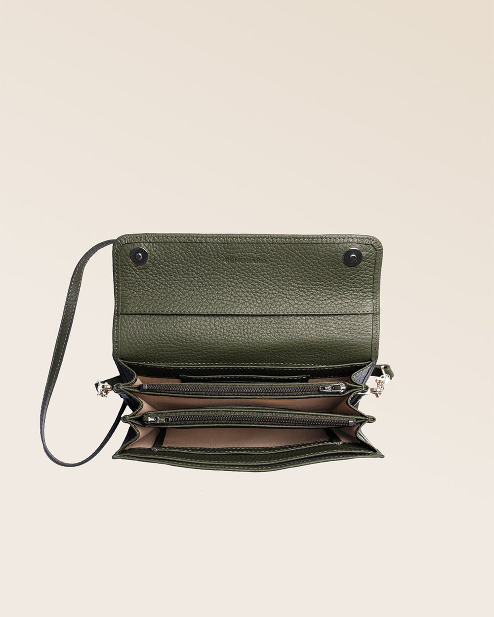 Notre pochette Raphaël en cuir façon vigogne kaki vue du dessus en studio.