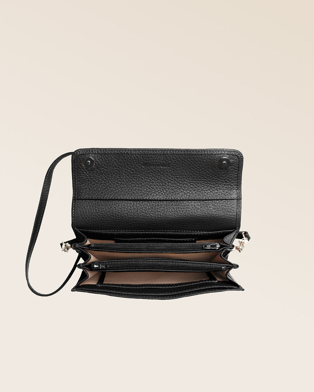 Notre pochette Raphaël en cuir façon vigogne noir vue du dessus en studio.