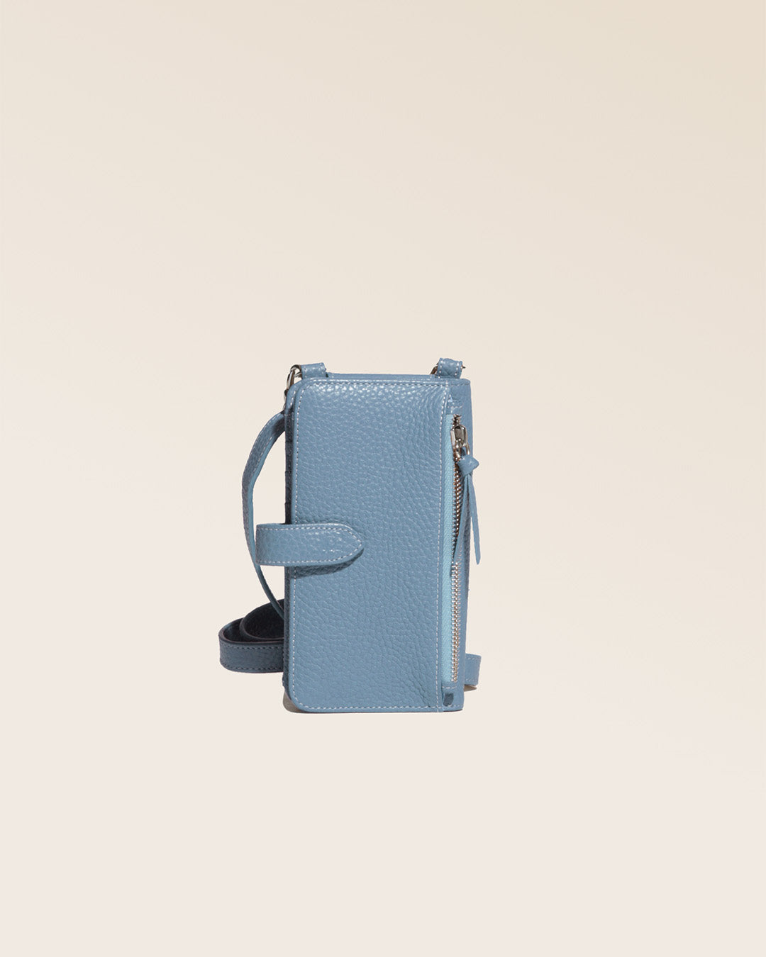 Notre pochette Tempo en cuir façon vigogne bleu cobalt vue de dos en studio.