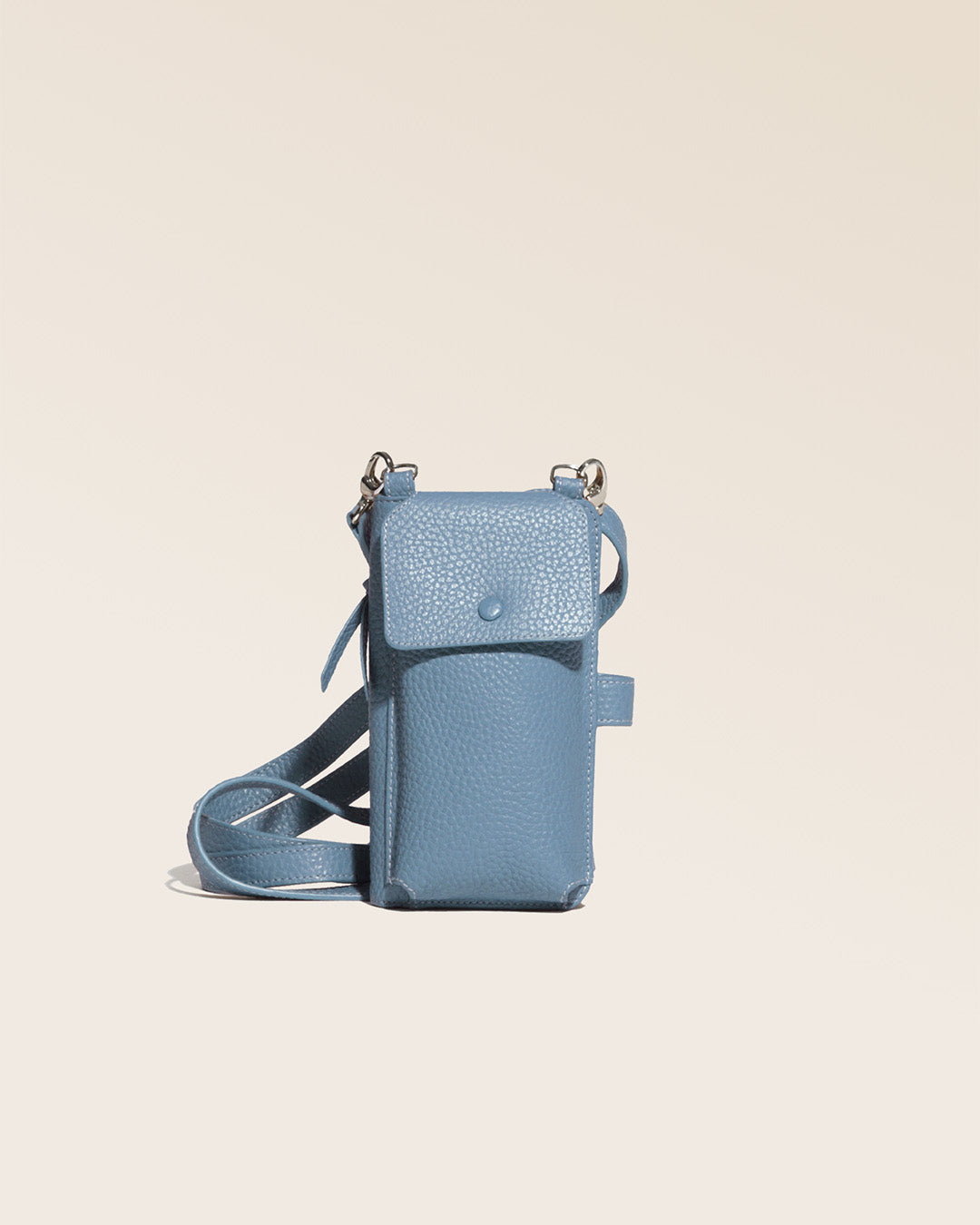Notre pochette Tempo en cuir façon vigogne bleu cobalt vue de face en studio.