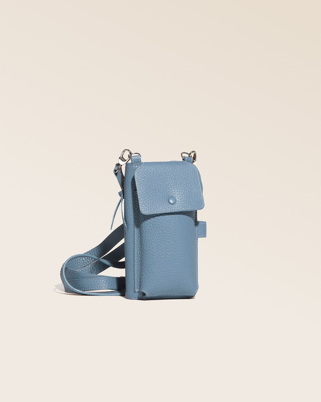 Notre pochette Tempo en cuir façon vigogne bleu cobalt vue de quart en studio.