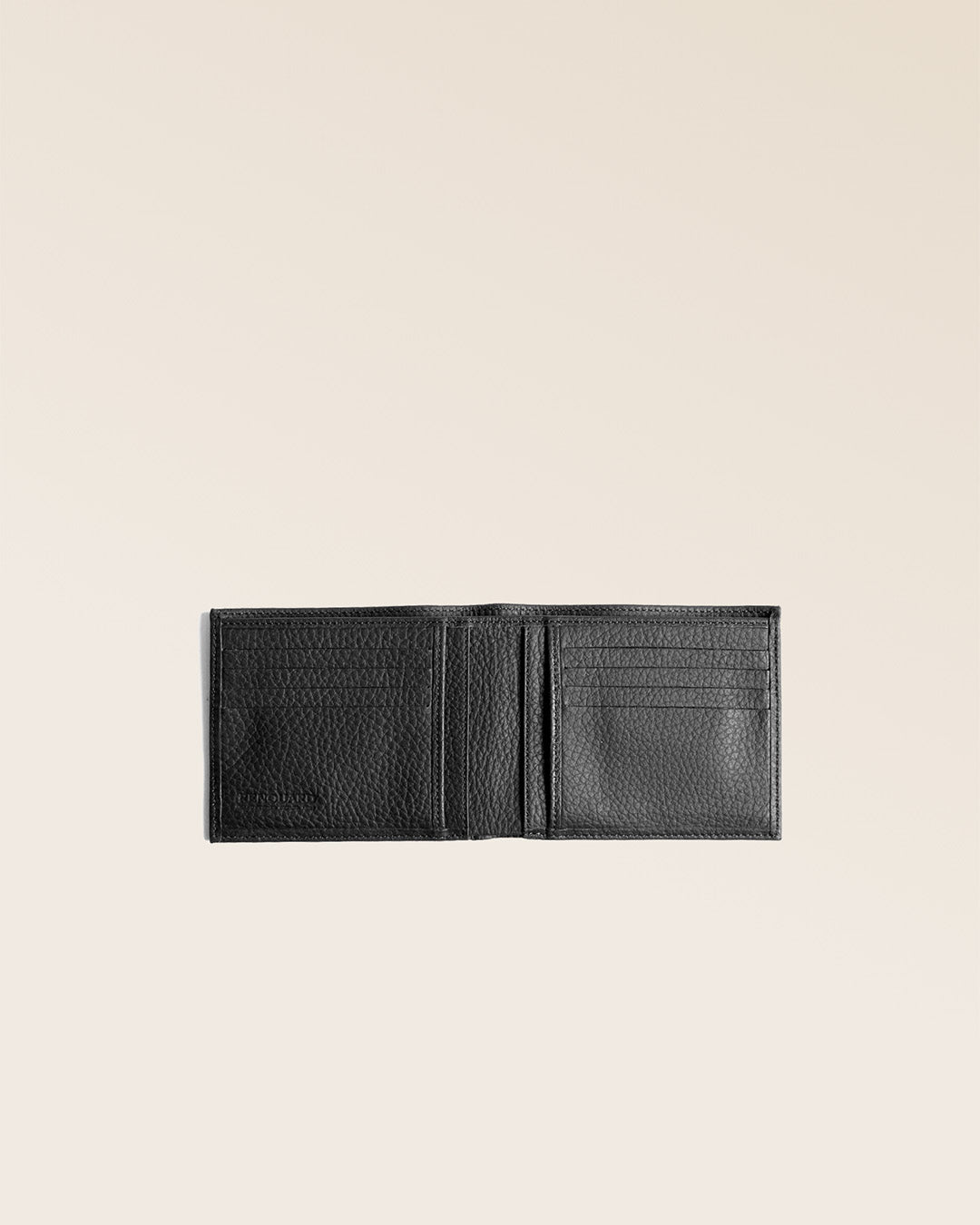 Notre porte-billets CB en cuir façon vigogne noir vu ouvert en studio.