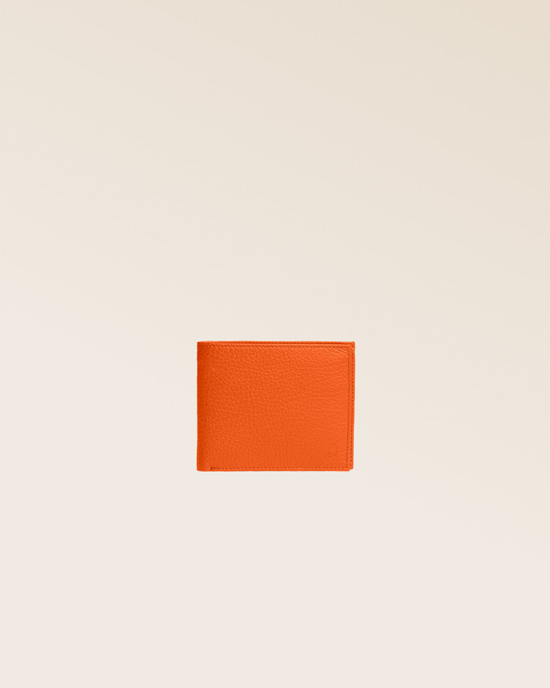 Notre porte-billets CB en cuir façon vigogne orange vu de face en studio.