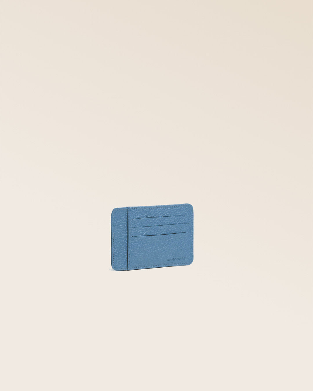 Notre porte-cartes Adam en cuir façon vigogne bleu cobalt vu de quart en studio.