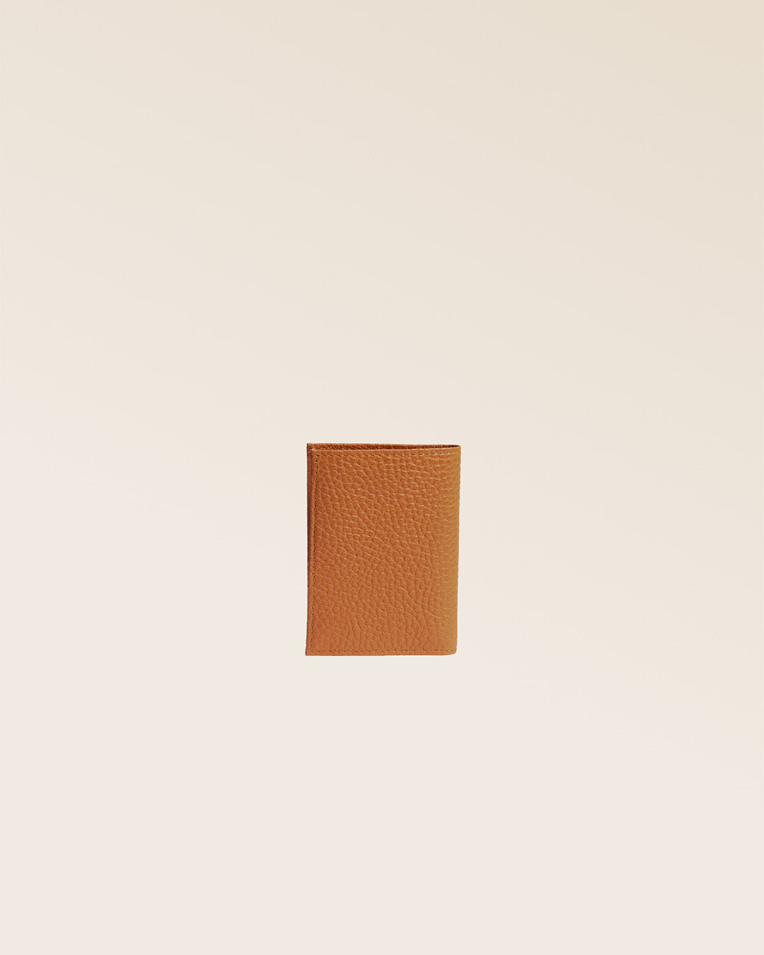 Notre porte-cartes Lucas en cuir façon vigogne fauve vu de dos en studio.
