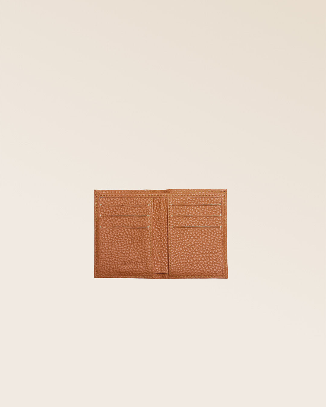 Notre porte-cartes Lucas en cuir façon vigogne fauve vu ouvert en studio.