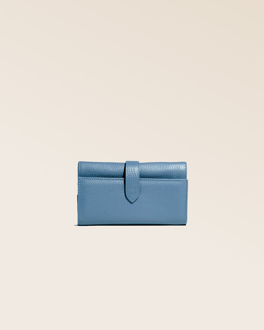 Our Adèle wallet in cobalt-blue vicuña-style leather, seen from the front in the studio.