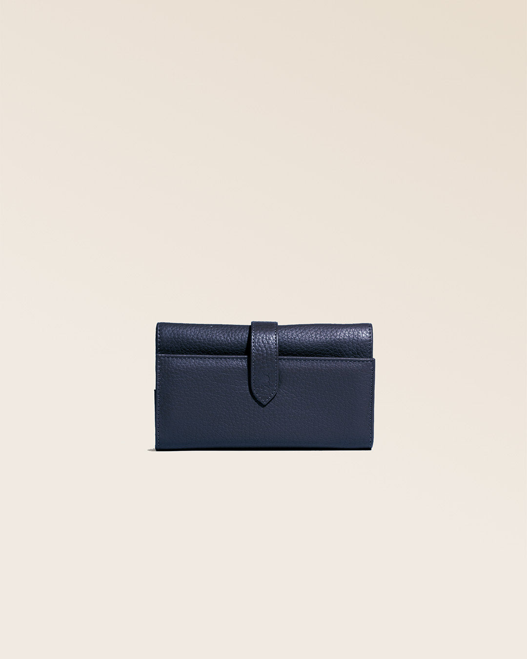 Our Adèle wallet in navy blue vicuña-style leather, seen from the front in the studio.