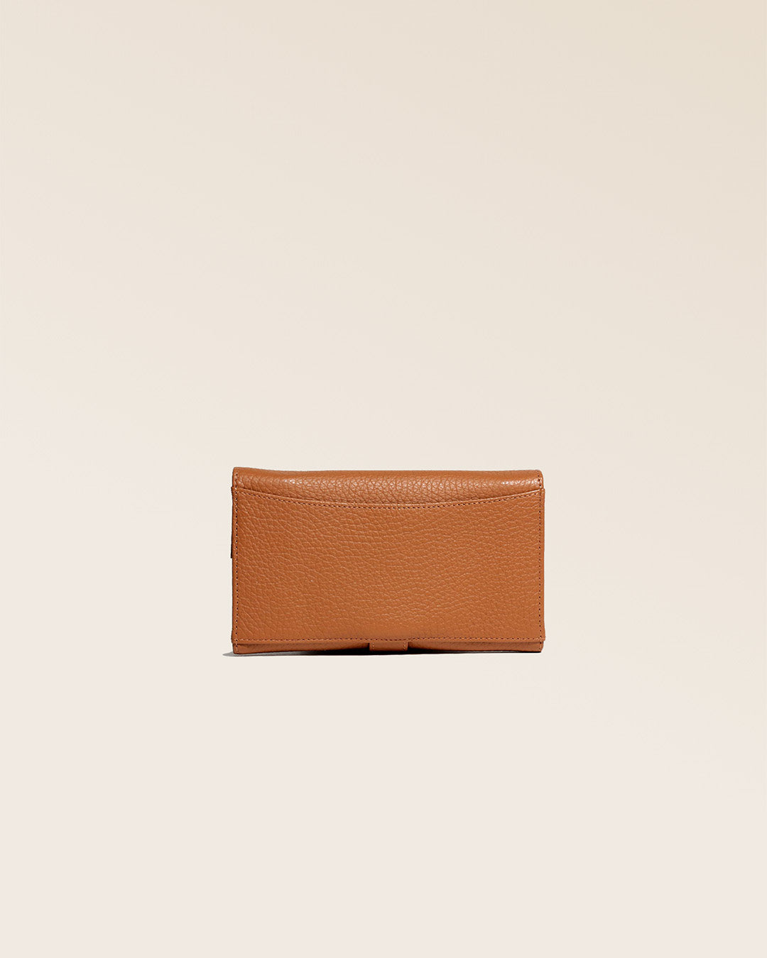 Our Adèle wallet in fawn-colored vicuña leather, seen from the back in the studio.