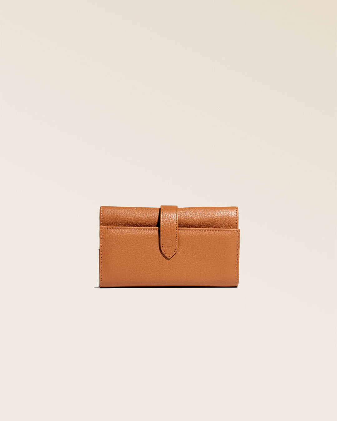 Our Adèle wallet in fawn-colored vicuña leather, seen from the front in the studio.