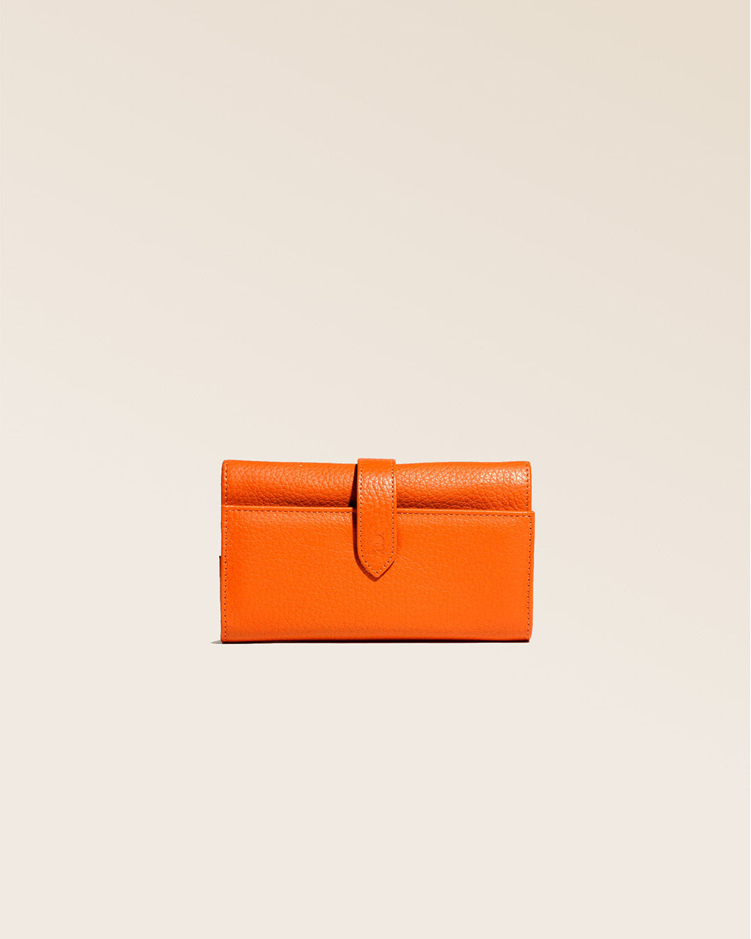 Notre porte-monnaie Adèle en cuir façon vigogne orange vu de face en studio.