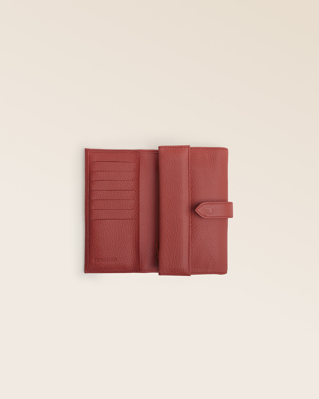 Notre porte-monnaie Adèle Renouard en cuir façon vigogne terracotta, vu ouvert en studio.