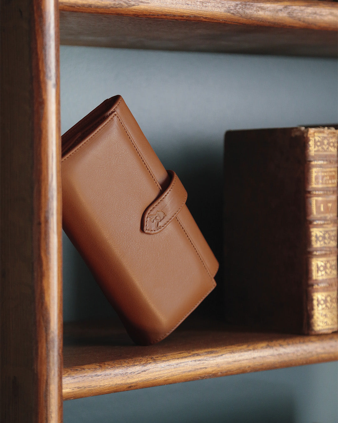 Notre porte-monnaie Adèle Renouard en cuir vintage camel, vu en ambiance.